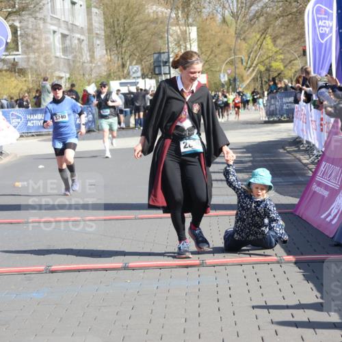 12.04.2026 - 45. Internationalen Wilhelmsburger Insellauf Strokosch-Dieckow http://msf.ph/oto/9460969 12.04.2026 11:08:38 Ziel 4956, 3397, 2800, 4977, 3740 meine-sportfotos.de