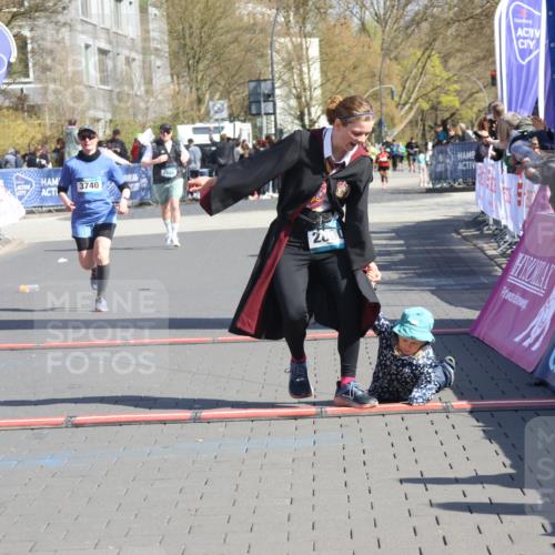 12.04.2026 - 45. Internationalen Wilhelmsburger Insellauf Strokosch-Dieckow http://msf.ph/oto/9461001 12.04.2026 11:08:38 Ziel 4956, 3397, 2800, 4977, 3740 meine-sportfotos.de