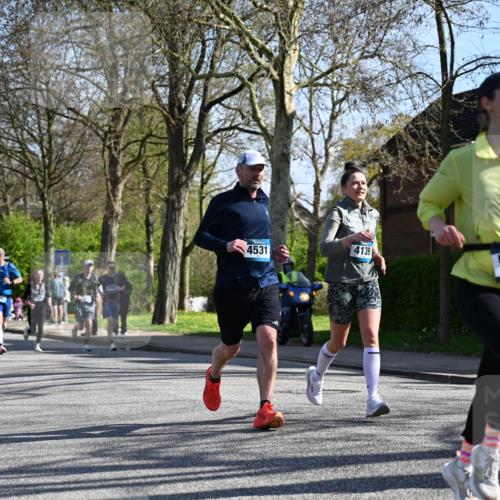 12.04.2026 - 45. Internationalen Wilhelmsburger Insellauf J. Mangold http://msf.ph/oto/9461280 12.04.2026 10:45:38 Ziel 2134, 3369, 4635, 3772, 3337, 3680, 5325, 3653, 4139, 4531, 5694, 2216, 3430, 5594, 4481, 4682, 5664, 5664, 3172, 2691, 3256, 3848, 3849, 5690, 4182, 2460, 2706, 4357, 3952, 4755, 3480, 5050 meine-sportfotos.de