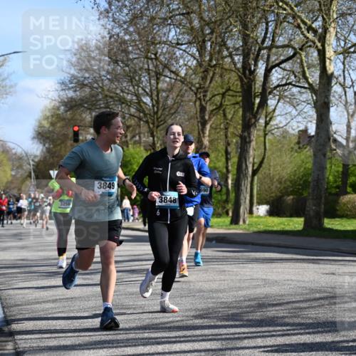 12.04.2026 - 45. Internationalen Wilhelmsburger Insellauf J. Mangold http://msf.ph/oto/9461381 12.04.2026 10:45:55 Ziel 5594, 4481, 4682, 5664, 3172, 2691, 3256, 3848, 3849, 5690, 4182, 2460, 2706, 4357, 3952, 4755, 3480, 5050, 5598, 3635, 4762, 5466, 2596, 3008, 4631, 2841, 5726 meine-sportfotos.de