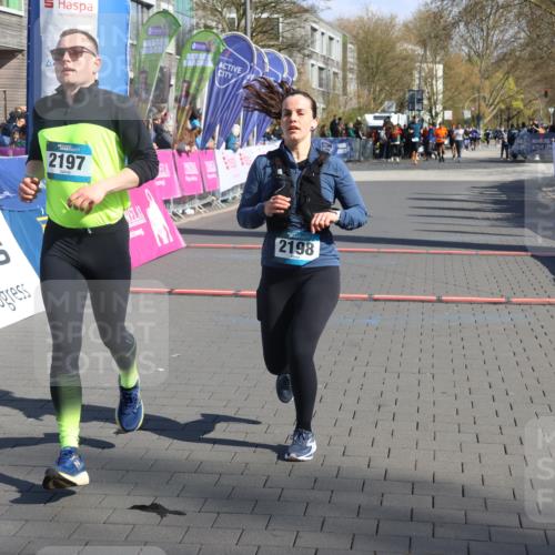 12.04.2026 - 45. Internationalen Wilhelmsburger Insellauf Strokosch-Dieckow http://msf.ph/oto/9461386 12.04.2026 10:51:11 Ziel 2198, 2197 meine-sportfotos.de