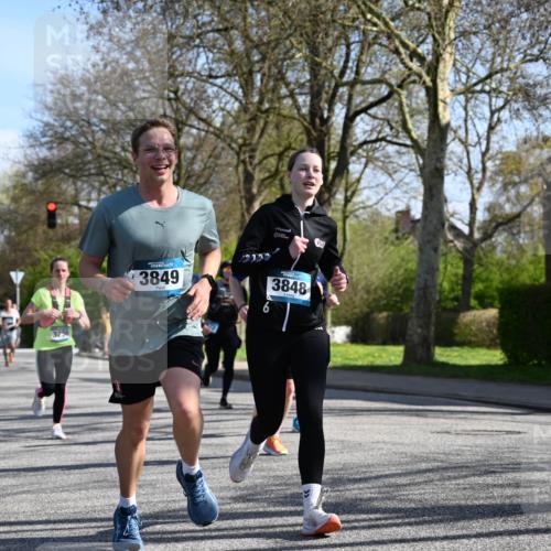 12.04.2026 - 45. Internationalen Wilhelmsburger Insellauf J. Mangold http://msf.ph/oto/9461392 12.04.2026 10:45:56 Ziel 4682, 5664, 3172, 2691, 3256, 3848, 3849, 5690, 4182, 2460, 2706, 4357, 3952, 4755, 3480, 5050, 5598, 3635, 4762, 5466, 2596, 3008, 4631, 2841, 5726, 5562 meine-sportfotos.de