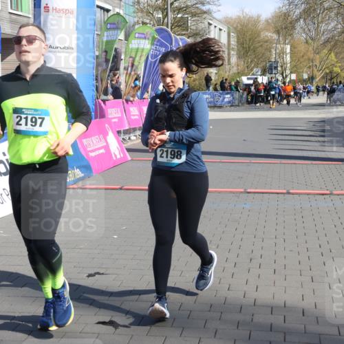 12.04.2026 - 45. Internationalen Wilhelmsburger Insellauf Strokosch-Dieckow http://msf.ph/oto/9461425 12.04.2026 10:51:11 Ziel 2198, 2197 meine-sportfotos.de