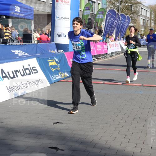 12.04.2026 - 45. Internationalen Wilhelmsburger Insellauf Strokosch-Dieckow http://msf.ph/oto/9461433 12.04.2026 11:09:23 Ziel 3748, 3701, 2050 meine-sportfotos.de