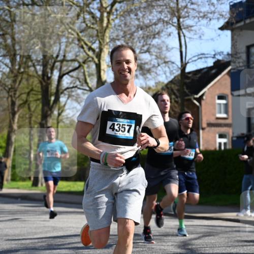 12.04.2026 - 45. Internationalen Wilhelmsburger Insellauf J. Mangold http://msf.ph/oto/9461445 12.04.2026 10:46:06 Ziel 3172, 2691, 3256, 3848, 3849, 5690, 4182, 2460, 2706, 4357, 3952, 4755, 3480, 5050, 5598, 3635, 4762, 5466, 2596, 3008, 4631, 2841, 5726, 5726, 5562, 3484, 4331, 3553, 3713, 3860, 5538, 4706, 4700 meine-sportfotos.de