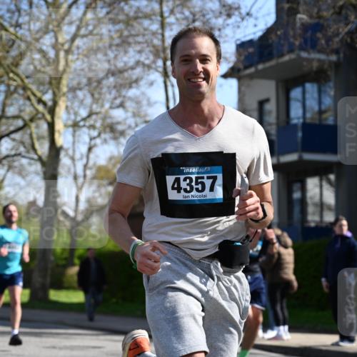 12.04.2026 - 45. Internationalen Wilhelmsburger Insellauf J. Mangold http://msf.ph/oto/9461450 12.04.2026 10:46:07 Ziel 3256, 3848, 3849, 5690, 4182, 2460, 2706, 4357, 3952, 4755, 3480, 5050, 5598, 3635, 4762, 5466, 2596, 3008, 4631, 2841, 5726, 5562, 3484, 4331, 3553, 3713, 3860, 5538, 4706, 4700, 5803 meine-sportfotos.de