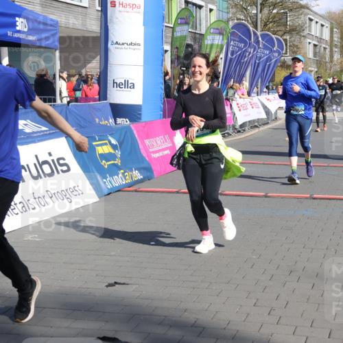 12.04.2026 - 45. Internationalen Wilhelmsburger Insellauf Strokosch-Dieckow http://msf.ph/oto/9461458 12.04.2026 11:09:24 Ziel 3748, 3701, 2050 meine-sportfotos.de