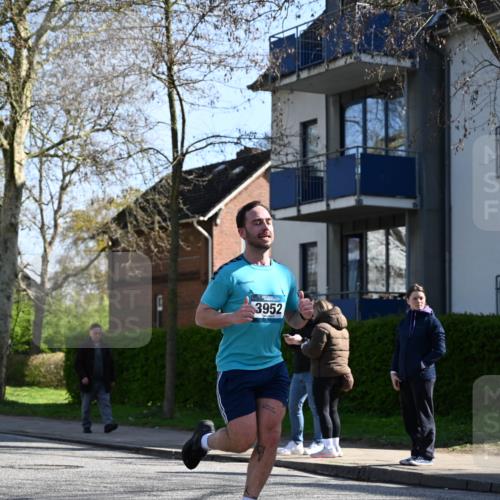 12.04.2026 - 45. Internationalen Wilhelmsburger Insellauf J. Mangold http://msf.ph/oto/9461461 12.04.2026 10:46:08 Ziel 3256, 3848, 3849, 5690, 4182, 2460, 2706, 4357, 3952, 4755, 3480, 5050, 5598, 3635, 4762, 5466, 2596, 3008, 4631, 2841, 5726, 5562, 5562, 3484, 4331, 3553, 3713, 3860, 5538, 4706, 4700, 5803 meine-sportfotos.de