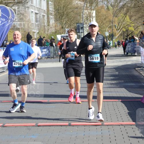 12.04.2026 - 45. Internationalen Wilhelmsburger Insellauf Strokosch-Dieckow http://msf.ph/oto/9461578 12.04.2026 10:51:38 Ziel 5618, 4756, 2506, 3996, 5608 meine-sportfotos.de