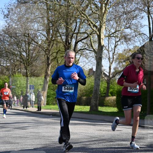 12.04.2026 - 45. Internationalen Wilhelmsburger Insellauf J. Mangold http://msf.ph/oto/9461584 12.04.2026 10:46:27 Ziel 5050, 5598, 3635, 4762, 5466, 2596, 3008, 4631, 2841, 5726, 5562, 3484, 4331, 3553, 3713, 3860, 5538, 4706, 4700, 5803, 2206, 5421, 5626, 3493, 3494, 3010, 3854, 2393, 2845, 2393, 2845, 3332, 3349, 4297, 3830, 3098, 5445 meine-sportfotos.de