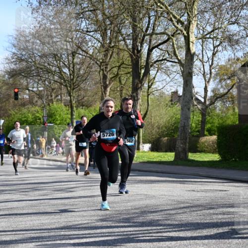 12.04.2026 - 45. Internationalen Wilhelmsburger Insellauf J. Mangold http://msf.ph/oto/9461614 12.04.2026 10:46:32 Ziel 3635, 4762, 5466, 2596, 3008, 4631, 2841, 5726, 5562, 3484, 4331, 3553, 3713, 3860, 5538, 4706, 4700, 5803, 2206, 5421, 5626, 3493, 3494, 3010, 3854, 2393, 2845, 3332, 3349, 4297, 3830, 3098, 5445, 4992, 3450, 5054 meine-sportfotos.de