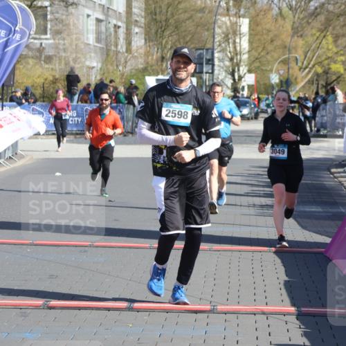 12.04.2026 - 45. Internationalen Wilhelmsburger Insellauf Strokosch-Dieckow http://msf.ph/oto/9461639 12.04.2026 10:51:44 Ziel 3996, 5608, 2598, 3049, 4263 meine-sportfotos.de