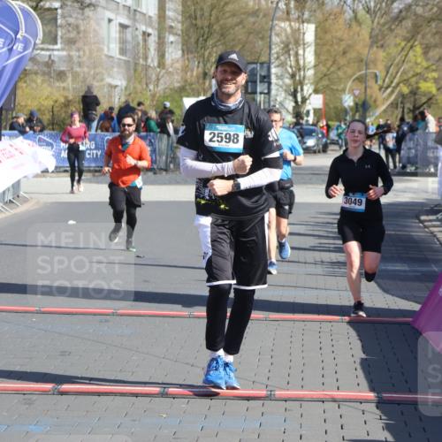 12.04.2026 - 45. Internationalen Wilhelmsburger Insellauf Strokosch-Dieckow http://msf.ph/oto/9461648 12.04.2026 10:51:44 Ziel 3996, 5608, 2598, 3049, 4263 meine-sportfotos.de