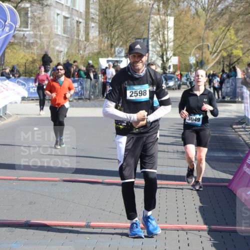 12.04.2026 - 45. Internationalen Wilhelmsburger Insellauf Strokosch-Dieckow http://msf.ph/oto/9461697 12.04.2026 10:51:44 Ziel 3996, 5608, 2598, 3049, 4263 meine-sportfotos.de