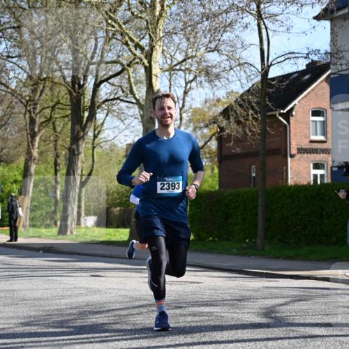 12.04.2026 - 45. Internationalen Wilhelmsburger Insellauf J. Mangold http://msf.ph/oto/9461758 12.04.2026 10:46:51 Ziel 3860, 5538, 4706, 4700, 5803, 2206, 5421, 5626, 3493, 3494, 3010, 3854, 2393, 2845, 3332, 3349, 4297, 3830, 3098, 5445, 4992, 3450, 5054, 2358, 4932 meine-sportfotos.de