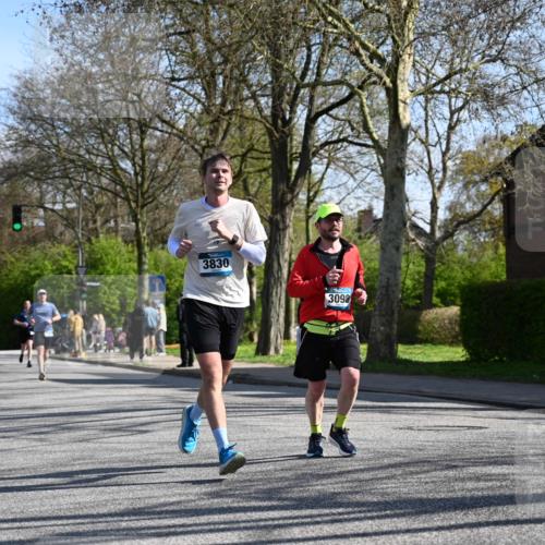 12.04.2026 - 45. Internationalen Wilhelmsburger Insellauf J. Mangold http://msf.ph/oto/9461786 12.04.2026 10:46:57 Ziel 2206, 5421, 5626, 3493, 3494, 3010, 3854, 2393, 2845, 3332, 3349, 4297, 3830, 3098, 5445, 4992, 3450, 5054, 2358, 4932, 4402, 4367 meine-sportfotos.de
