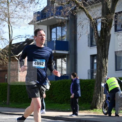12.04.2026 - 45. Internationalen Wilhelmsburger Insellauf J. Mangold http://msf.ph/oto/9461821 12.04.2026 10:47:06 Ziel 4297, 3830, 3098, 5445, 4992, 3450, 5054, 2358, 4932, 4402, 4367, 4181, 5272, 3174, 4360, 4539, 3762 meine-sportfotos.de