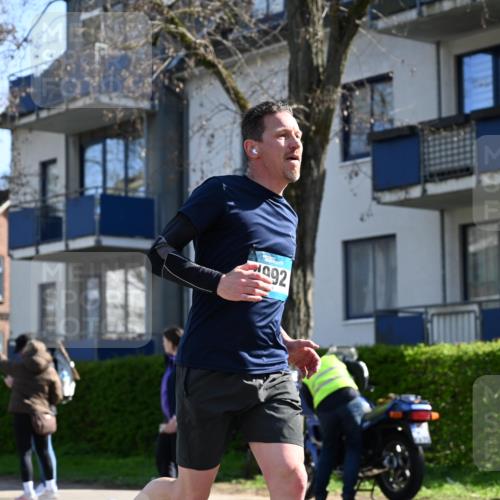 12.04.2026 - 45. Internationalen Wilhelmsburger Insellauf J. Mangold http://msf.ph/oto/9461827 12.04.2026 10:47:06 Ziel 4297, 3830, 3098, 5445, 4992, 3450, 5054, 2358, 4932, 4402, 4367, 4181, 5272, 3174, 4360, 4539, 3762 meine-sportfotos.de