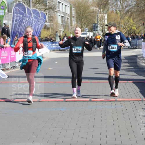 12.04.2026 - 45. Internationalen Wilhelmsburger Insellauf Strokosch-Dieckow http://msf.ph/oto/9461853 12.04.2026 11:09:57 Ziel 2612, 3382, 4081, 3383, 2238 meine-sportfotos.de