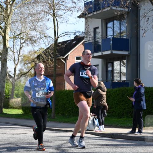 12.04.2026 - 45. Internationalen Wilhelmsburger Insellauf J. Mangold http://msf.ph/oto/9461900 12.04.2026 10:47:44 Ziel 4402, 4367, 4181, 5272, 3174, 4360, 4539, 3762, 4568, 3325, 5749, 2784, 4834, 4330, 3311, 2809, 4415, 4681, 2373, 2384, 2442, 3631, 5578, 3414, 3307, 4882, 2053, 4563, 4866, 2438, 3513, 2854, 2887, 3103, 4424 meine-sportfotos.de