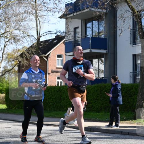12.04.2026 - 45. Internationalen Wilhelmsburger Insellauf J. Mangold http://msf.ph/oto/9461902 12.04.2026 10:47:45 Ziel 4181, 5272, 3174, 4360, 4539, 3762, 4568, 3325, 5749, 2784, 4834, 4330, 3311, 2809, 4330, 3311, 2809, 4415, 4681, 2373, 2384, 2442, 3631, 5578, 3414, 3307, 4882, 2053, 4563, 4866, 2438, 3513, 2854, 2887, 3103, 4424 meine-sportfotos.de