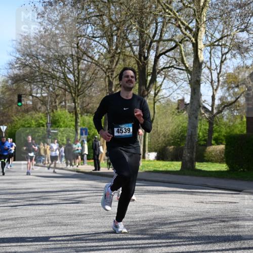 12.04.2026 - 45. Internationalen Wilhelmsburger Insellauf J. Mangold http://msf.ph/oto/9461908 12.04.2026 10:47:47 Ziel 4181, 5272, 3174, 4360, 4539, 3762, 4568, 3325, 5749, 2784, 4834, 4330, 3311, 2809, 4415, 4681, 2373, 2384, 2442, 3631, 5578, 3414, 3307, 4882, 2053, 4563, 4866, 2438, 3513, 2854, 2887, 3103, 4424, 3509, 4768 meine-sportfotos.de