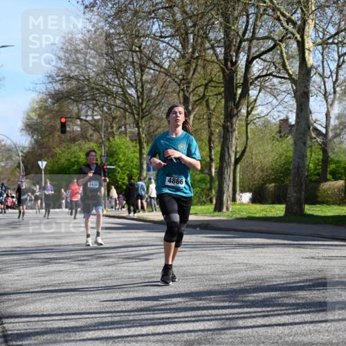 12.04.2026 - 45. Internationalen Wilhelmsburger Insellauf J. Mangold http://msf.ph/oto/9462009 12.04.2026 10:48:05 Ziel 4834, 4330, 3311, 2809, 4415, 4681, 2373, 2384, 2442, 3631, 5578, 3414, 3307, 4882, 2053, 4563, 4866, 2438, 3513, 2854, 2887, 3103, 4424, 3509, 4768, 3060, 3063, 2992, 2846, 3722, 4088, 4913, 4913, 4675, 3007 meine-sportfotos.de