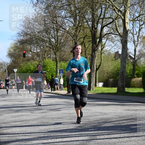 12.04.2026 - 45. Internationalen Wilhelmsburger Insellauf J. Mangold http://msf.ph/oto/9462013 12.04.2026 10:48:05 Ziel 4834, 4330, 3311, 2809, 4415, 4681, 2373, 2384, 2442, 3631, 5578, 3414, 3307, 4882, 2053, 4563, 4866, 2438, 3513, 2854, 2887, 3103, 4424, 3509, 4768, 3060, 3063, 2992, 2846, 3722, 4088, 4913, 4913, 4675, 3007 meine-sportfotos.de