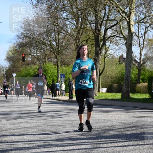12.04.2026 - 45. Internationalen Wilhelmsburger Insellauf J. Mangold http://msf.ph/oto/9462015 12.04.2026 10:48:05 Ziel 4834, 4330, 3311, 2809, 4415, 4681, 2373, 2384, 2442, 3631, 5578, 3414, 3307, 4882, 2053, 4563, 4866, 2438, 3513, 2854, 2887, 3103, 4424, 3509, 4768, 3060, 3063, 2992, 2846, 3722, 4088, 4913, 4913, 4675, 3007 meine-sportfotos.de