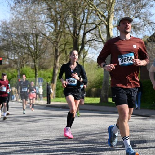 12.04.2026 - 45. Internationalen Wilhelmsburger Insellauf J. Mangold http://msf.ph/oto/9462133 12.04.2026 10:48:23 Ziel 2438, 3513, 2854, 2887, 3103, 4424, 3509, 4768, 3060, 3063, 2992, 2846, 3722, 4088, 4913, 4675, 3007, 3007, 4336, 3760, 3695, 5039, 2672, 4789, 4661, 5360, 5649, 2649, 2231, 3200, 4185, 2179 meine-sportfotos.de