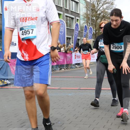 12.04.2026 - 45. Internationalen Wilhelmsburger Insellauf Strokosch-Dieckow http://msf.ph/oto/9462170 12.04.2026 13:17:58 Ziel 5759, 2030, 3199, 3453, 3455 meine-sportfotos.de