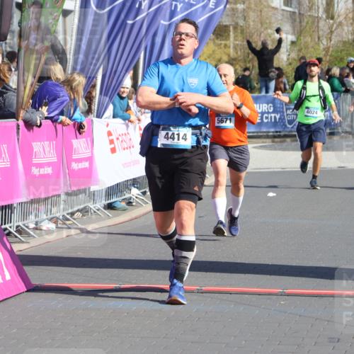 12.04.2026 - 45. Internationalen Wilhelmsburger Insellauf Strokosch-Dieckow http://msf.ph/oto/9462200 12.04.2026 10:52:21 Ziel 4414, 5671 meine-sportfotos.de