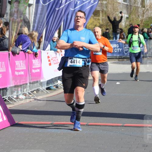 12.04.2026 - 45. Internationalen Wilhelmsburger Insellauf Strokosch-Dieckow http://msf.ph/oto/9462209 12.04.2026 10:52:21 Ziel 4414, 5671 meine-sportfotos.de