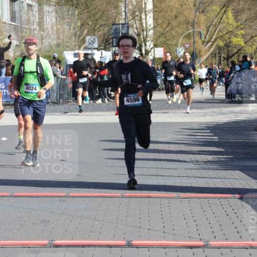 12.04.2026 - 45. Internationalen Wilhelmsburger Insellauf Strokosch-Dieckow http://msf.ph/oto/9462224 12.04.2026 10:52:24 Ziel 4414, 5671, 4596, 4024, 5789 meine-sportfotos.de