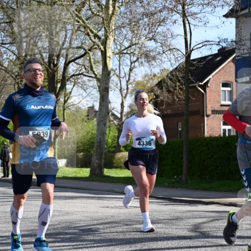 12.04.2026 - 45. Internationalen Wilhelmsburger Insellauf J. Mangold http://msf.ph/oto/9462238 12.04.2026 10:48:42 Ziel 4913, 4675, 3007, 4336, 3760, 3695, 5039, 2672, 4789, 4661, 5360, 5649, 2649, 2649, 2231, 3200, 4185, 2179, 3427, 2635, 2732, 2371 meine-sportfotos.de