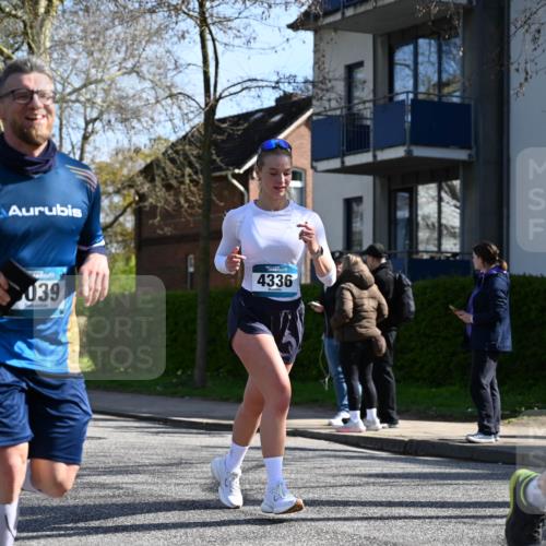12.04.2026 - 45. Internationalen Wilhelmsburger Insellauf J. Mangold http://msf.ph/oto/9462249 12.04.2026 10:48:42 Ziel 4913, 4675, 3007, 4336, 3760, 3695, 5039, 2672, 4789, 4661, 5360, 5649, 2649, 2649, 2231, 3200, 4185, 2179, 3427, 2635, 2732, 2371 meine-sportfotos.de