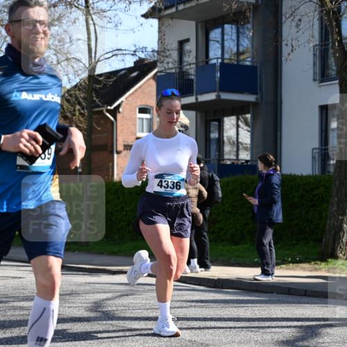 12.04.2026 - 45. Internationalen Wilhelmsburger Insellauf J. Mangold http://msf.ph/oto/9462253 12.04.2026 10:48:42 Ziel 4913, 4675, 3007, 4336, 3760, 3695, 5039, 2672, 4789, 4661, 5360, 5649, 2649, 2649, 2231, 3200, 4185, 2179, 3427, 2635, 2732, 2371 meine-sportfotos.de
