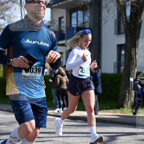 12.04.2026 - 45. Internationalen Wilhelmsburger Insellauf J. Mangold http://msf.ph/oto/9462257 12.04.2026 10:48:43 Ziel 4675, 3007, 4336, 3760, 3695, 5039, 2672, 4789, 4661, 5360, 5649, 2649, 2231, 3200, 2231, 3200, 4185, 2179, 3427, 2635, 2732, 2371 meine-sportfotos.de