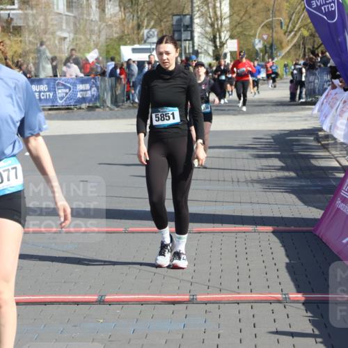 12.04.2026 - 45. Internationalen Wilhelmsburger Insellauf Strokosch-Dieckow http://msf.ph/oto/9462290 12.04.2026 11:10:34 Ziel 3077, 5651, 5851 meine-sportfotos.de