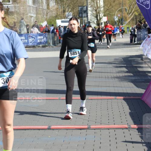 12.04.2026 - 45. Internationalen Wilhelmsburger Insellauf Strokosch-Dieckow http://msf.ph/oto/9462312 12.04.2026 11:10:34 Ziel 3077, 5651, 5851 meine-sportfotos.de