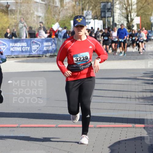 12.04.2026 - 45. Internationalen Wilhelmsburger Insellauf Strokosch-Dieckow http://msf.ph/oto/9462365 12.04.2026 11:10:45 Ziel 2528, 3239, 2859 meine-sportfotos.de