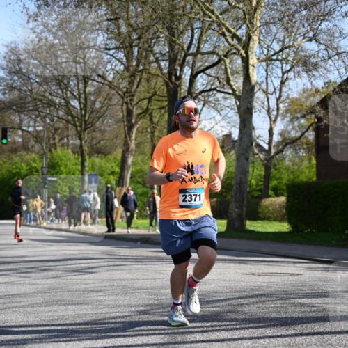 12.04.2026 - 45. Internationalen Wilhelmsburger Insellauf J. Mangold http://msf.ph/oto/9462374 12.04.2026 10:49:13 Ziel 3427, 2635, 2732, 2371, 3363, 2661, 4715, 4715, 2392, 3036, 2048, 3357, 2655, 5441, 3546, 2618, 2176, 2054 meine-sportfotos.de
