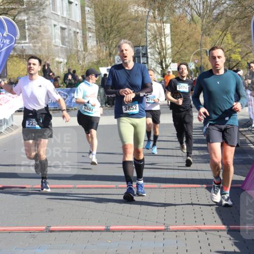 12.04.2026 - 45. Internationalen Wilhelmsburger Insellauf Strokosch-Dieckow http://msf.ph/oto/9462556 12.04.2026 10:52:44 Ziel 3852, 2239, 2256, 2255, 5501, 5574, 4710 meine-sportfotos.de