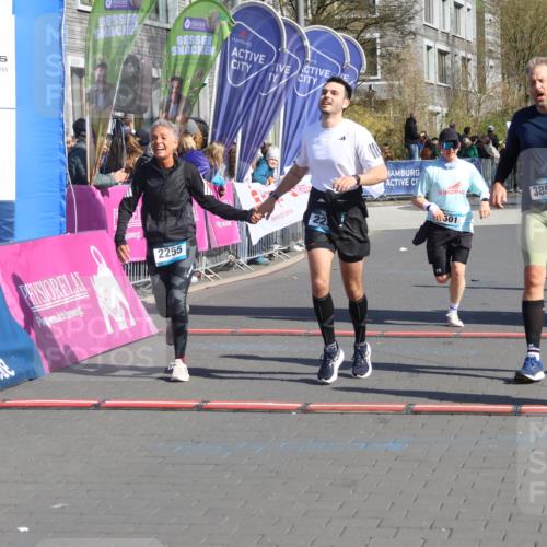12.04.2026 - 45. Internationalen Wilhelmsburger Insellauf Strokosch-Dieckow http://msf.ph/oto/9462608 12.04.2026 10:52:45 Ziel 3852, 2239, 2256, 2255, 5501, 5574, 4710 meine-sportfotos.de