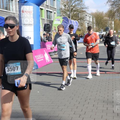 12.04.2026 - 45. Internationalen Wilhelmsburger Insellauf Strokosch-Dieckow http://msf.ph/oto/9462635 12.04.2026 11:11:12 Ziel 3913, 2208, 2539, 2513, 2590, 2576 meine-sportfotos.de