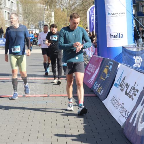 12.04.2026 - 45. Internationalen Wilhelmsburger Insellauf Strokosch-Dieckow http://msf.ph/oto/9462653 12.04.2026 10:52:46 Ziel 3852, 2239, 2256, 2255, 5501, 5574, 4710 meine-sportfotos.de