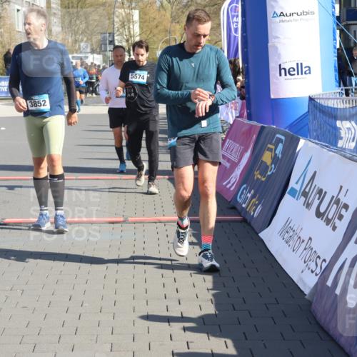 12.04.2026 - 45. Internationalen Wilhelmsburger Insellauf Strokosch-Dieckow http://msf.ph/oto/9462684 12.04.2026 10:52:46 Ziel 3852, 2239, 2256, 2255, 5501, 5574, 4710 meine-sportfotos.de