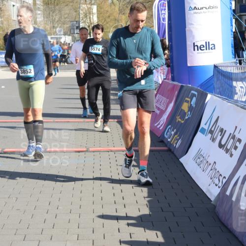 12.04.2026 - 45. Internationalen Wilhelmsburger Insellauf Strokosch-Dieckow http://msf.ph/oto/9462692 12.04.2026 10:52:46 Ziel 3852, 2239, 2256, 2255, 5501, 5574, 4710 meine-sportfotos.de