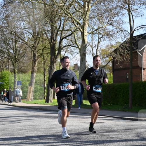 12.04.2026 - 45. Internationalen Wilhelmsburger Insellauf J. Mangold http://msf.ph/oto/9462799 12.04.2026 10:50:39 Ziel 4903, 2496, 2198, 2197, 3039, 3550, 4659, 2935, 5823, 2762, 2762, 5618, 4756, 2506, 3996, 5608, 2598 meine-sportfotos.de
