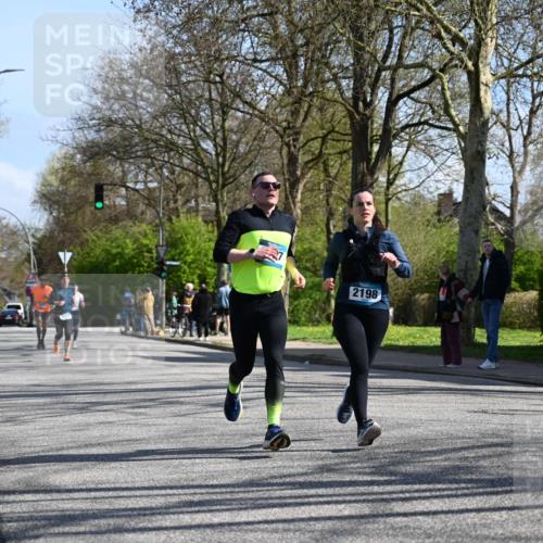 12.04.2026 - 45. Internationalen Wilhelmsburger Insellauf J. Mangold http://msf.ph/oto/9462825 12.04.2026 10:50:43 Ziel 4903, 2496, 2198, 2197, 3039, 3550, 4659, 2935, 5823, 2762, 5618, 4756, 2506, 3996, 5608, 2598, 3049, 4263 meine-sportfotos.de